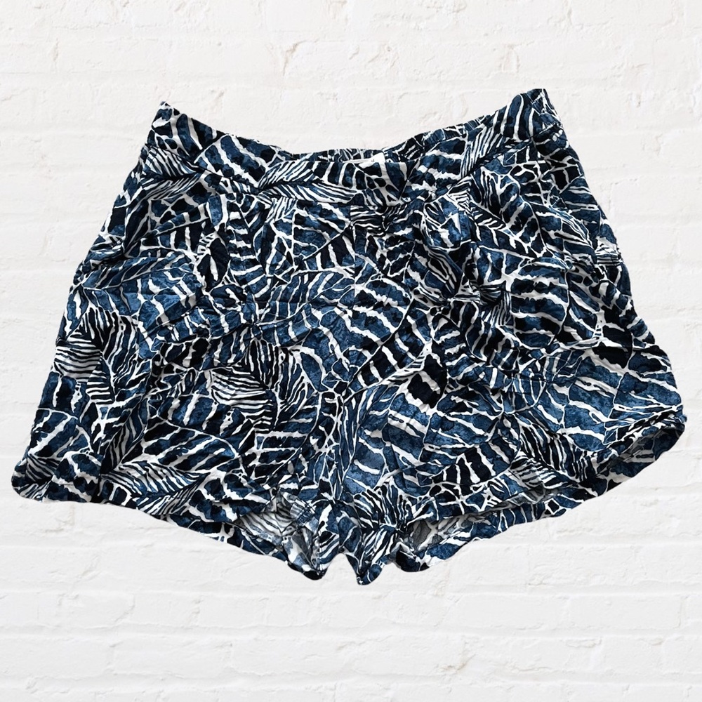 🛍🏙3️⃣ for $1️⃣5️⃣ H&M abstract blue and white elastic waist leaf print shorts